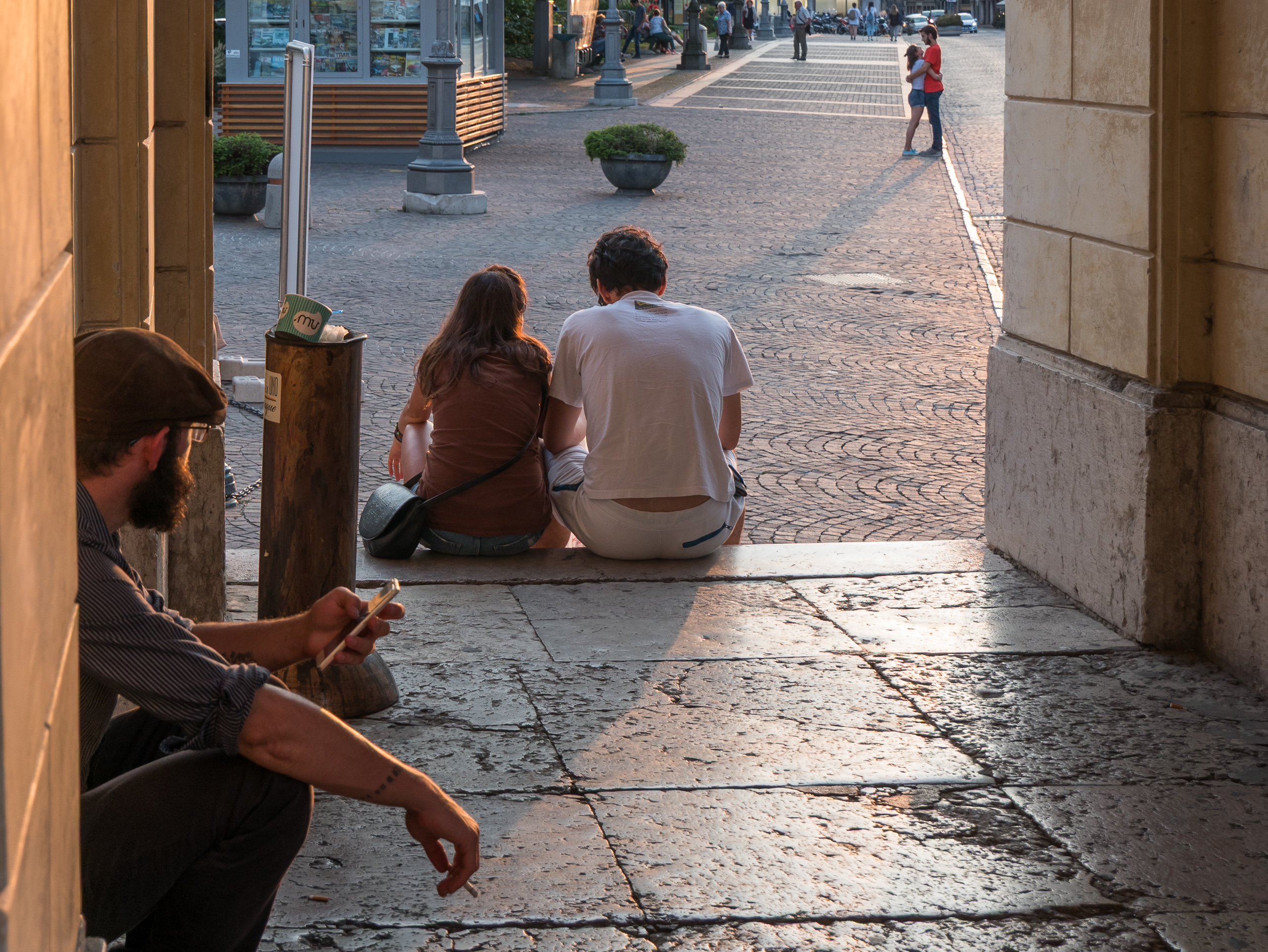 Abendlicht in Belluno – ein Paar sitzt auf den Stufen